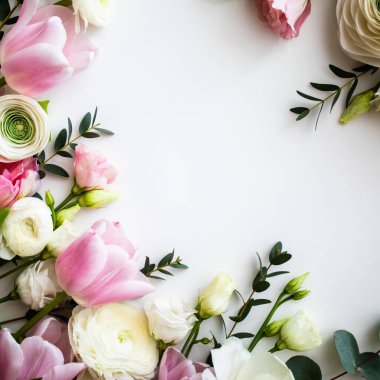 Pembe ve beyaz çiçekler beyaz üzerinde sınır tasarımı