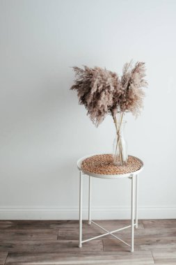 Modern iç mekanlarda kullanılan çiçekli minimalist tasarım