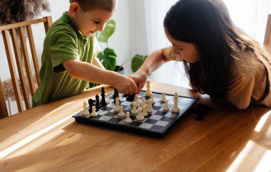 Satranç oynarken yoğun düşünme ve beklenti anları