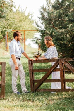 Eklektik köylü çifti. Arka bahçede samimi bir tören.