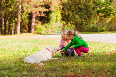 İki küçük kız favori köpekleri için endişeleniyor.