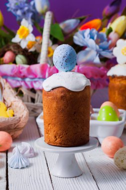 Kapalı küçük Paskalya ekmekleri, üstünde şirin süslemeler var.