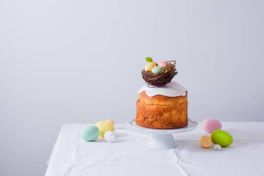 Pasta standında bir Paska ekmeği, beyaz arkaplan