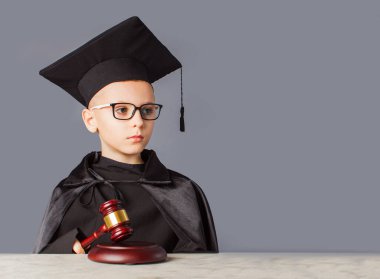 Mezuniyet şapkalı zeki çocuğun portresi.