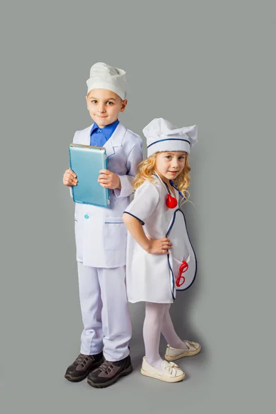 可愛いです男の子と女の子で医療制服遊びのような医師 — ストック写真