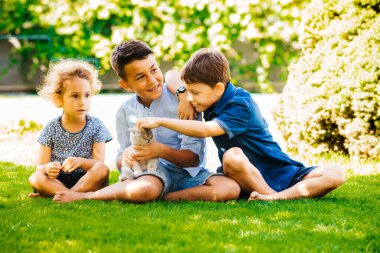 Küçük çocuklar en sevdikleri hayvanlarla harika vakit geçiriyorlar.
