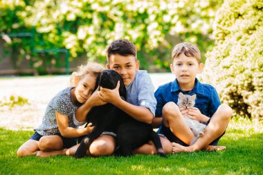 Küçük çocuklar en sevdikleri hayvanlarla harika vakit geçiriyorlar.