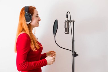 Profesyonel şarkıcı yeni bir şarkı kaydetmeye hazırlanıyor.