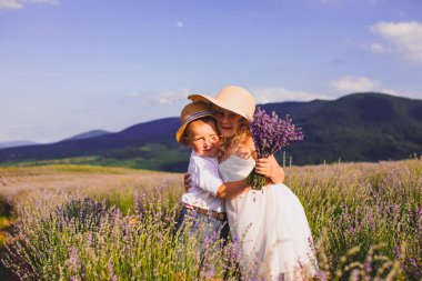 İki sevimli çocuk, kız ve erkek, birlikte duruyorlar.