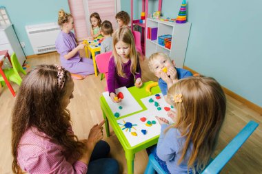 kreşler için plasticin kullanan yaratıcı ders