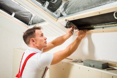 Müteahhit çatının altına ahşap paneller kuruyor.