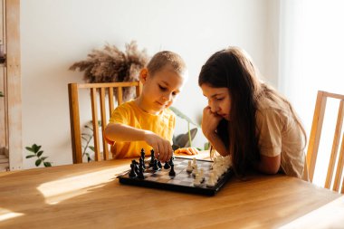 Çocuklar satranç oynarken harika vakit geçiriyorlar.