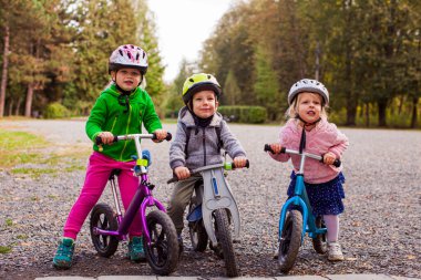 Çocuklar ilk bisiklet yarışmasına hazır.