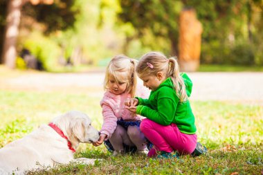İki küçük kız favori köpekleri için endişeleniyor.