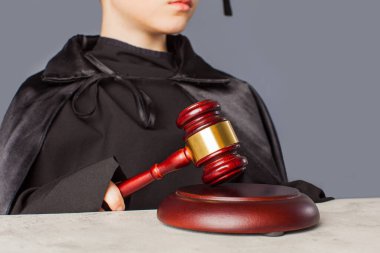 Mezuniyet şapkalı zeki çocuğun portresi.