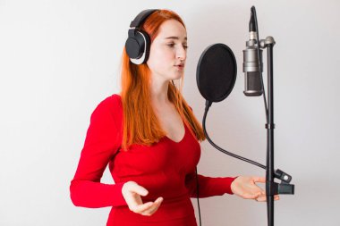 Şarkıcı şarkı söylemeden önce eklem aletini yoğurur.