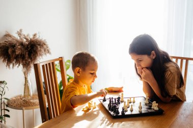 Çocuklar satranç oynarken harika vakit geçiriyorlar.