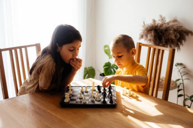 Evde sessiz ve sakin aile oyunları