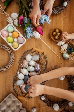 Ev yapımı Paskalya çelengi yapıyorum. Yumurtalarla süslenmiş.