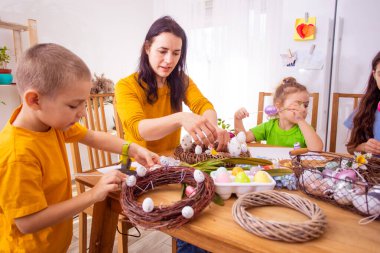 Çocuklarla birlikte Paskalya 'ya hazırlanmak.