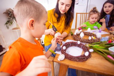 Paskalya 'dan önce kapatılırken ailecek vakit geçireceğiz.