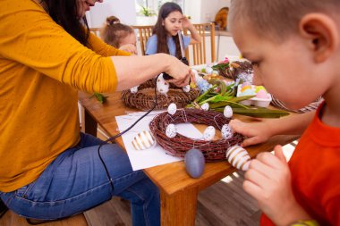 Paskalya 'dan önce kapatılırken ailecek vakit geçireceğiz.