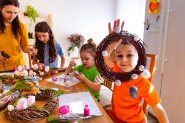 Çocuklar bahar tatillerine bayılır ve Paskalya 'yı beklerler.