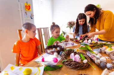 Paskalya 'dan önce kapatılırken ailecek vakit geçireceğiz.