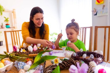 Yaratıcı anne oğlu için Paskalya atölyesi düzenledi.