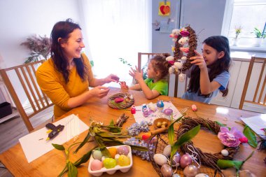 Paskalya 'dan önce kapatılırken ailecek vakit geçireceğiz.