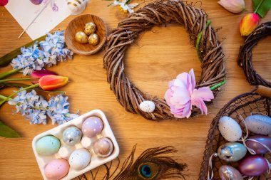Paskalya çelenkleri için üst görünüm dekorasyon seti
