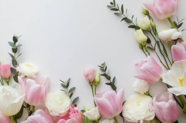 Pembe ve beyaz çiçekler beyaz üzerinde sınır tasarımı