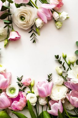 Pembe ve beyaz çiçekler beyaz üzerinde sınır tasarımı