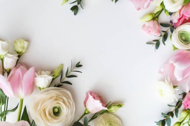 Pembe ve beyaz çiçekler beyaz üzerinde sınır tasarımı