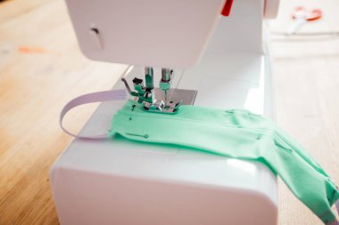 Beyaz modern dikiş makinesinde el yapımı tıbbi maske