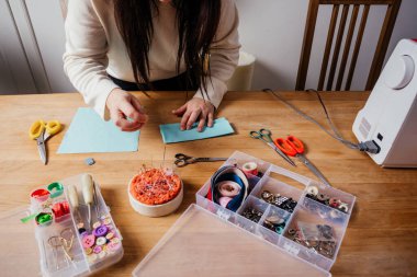 Tıbbi maskenin son aşaması.