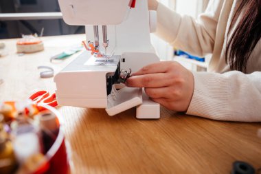 Metal makarayı dikiş makinesine koyuyorum.