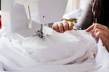 Gelinlik terzisi beyaz klasik gelinliği değiştiriyor.