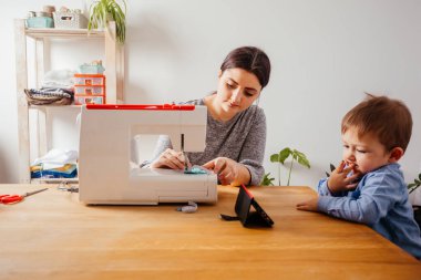 Kilit altında ve çevrimiçi eğitim görürken çocuklarla çalışmak