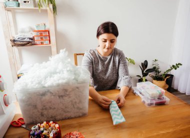 Kabarık hollofiber ile doldurulmuş el yapımı oyuncaklar.