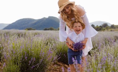 Anne oğluyla lavanta tarlasında.