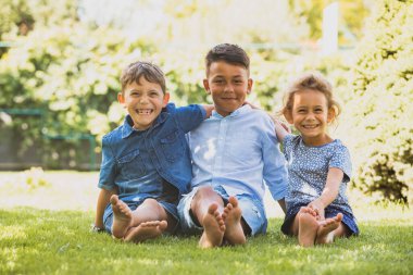 En iyi arkadaşlar yeşil çimlerde eğleniyor.