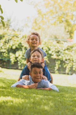 Üç küçük çocuğun bir kule gibi portresi