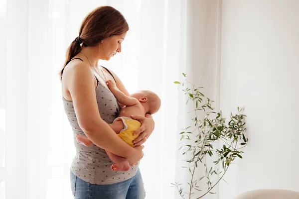 Žena v popoporodní depresi pocit bezcitnosti a vyčerpání — Stock fotografie