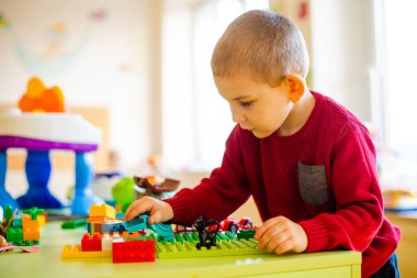 Anaokulu çocuğu bir inşaatçıyla oyuna daldı.