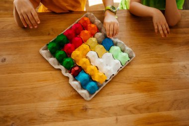 Kağıtları birleştirmekle meşgul olan sevimli kardeşler.