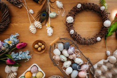 Paskalya çelenkleri için üst görünüm dekorasyon seti