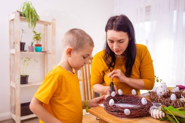 Çocuklara yeteneklerini gösterme fırsatı veriyor.