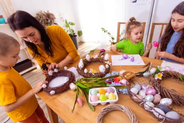 Paskalya 'dan önce kapatılırken ailecek vakit geçireceğiz.