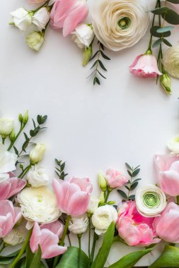 Pembe ve beyaz çiçekler beyaz üzerinde sınır tasarımı